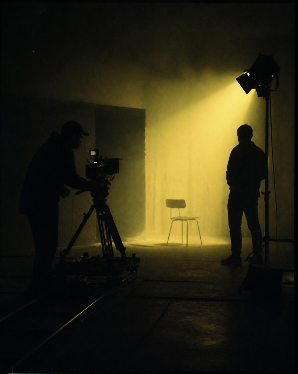Rodaje audiovisual con luz dirigida en set